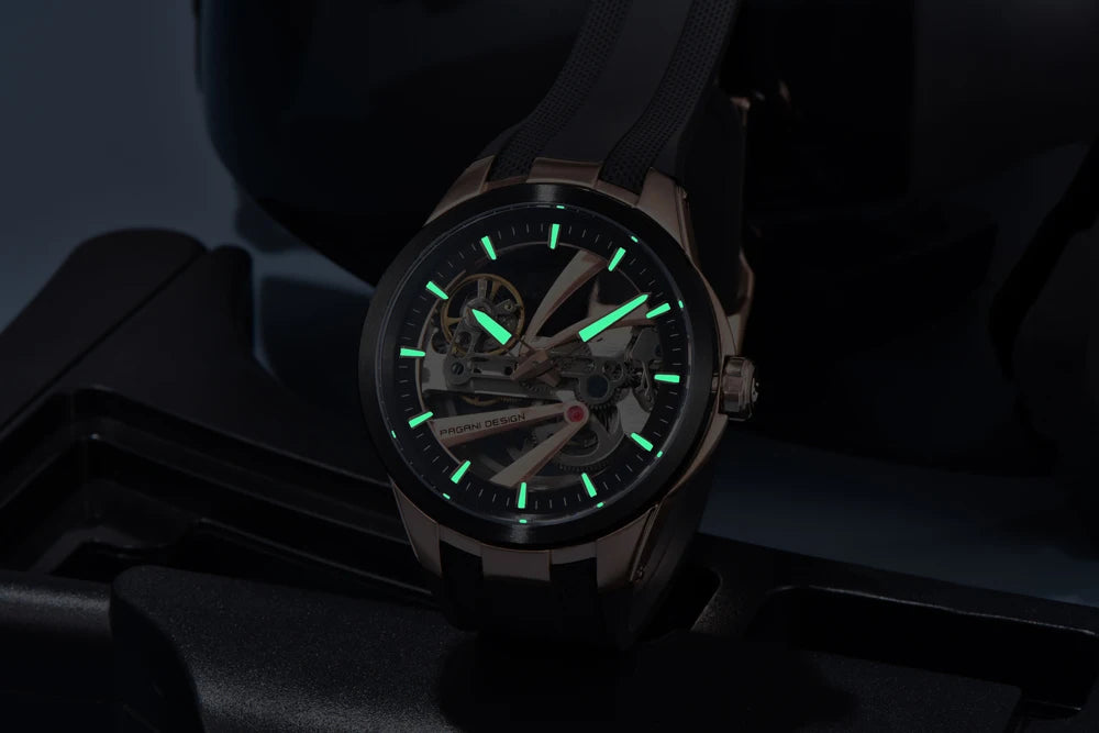 Herrklocka från PAGANI DESIGN – Mekanisk automatisk lyxmodell av typen ”skelett” (öppen mekanism), utrustad med en tourbillon, safirglas med antireflexbehandling, vattentät och självlysande.