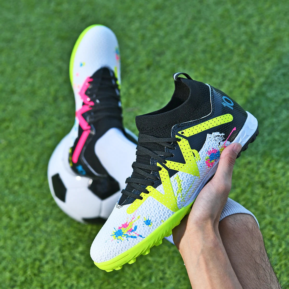 Chaussures d'entraînement unisexes Value Turf Trainers, tige en PU tissé, crampons en caoutchouc TF, antidérapantes, durables et économiques.