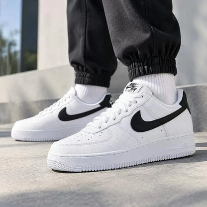 Nike Authentic AF1 Air Force One, baskets basses décontractées pour hommes, chaussures de skate élégantes et confortables pour toutes les occasions CT2302-100