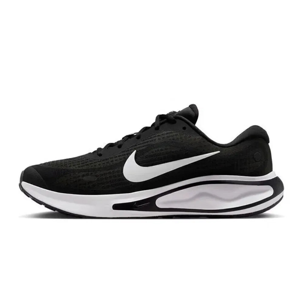 Nike Journey Run: Удобни, дишащи, неплъзгащи се, издръжливи ежедневни ниски мъжки маратонки – черно и бяло FN0228-001