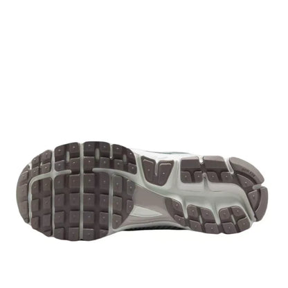 Nike Zoom Vomero 5 Wygodne, wszechstronne, wytrzymałe i oddychające damskie buty do biegania z niską cholewką, kolor srebrny HV6417-001