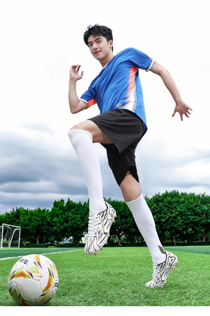 Nouvelles chaussures de football professionnelles pour hommes, chaussures de football antidérapantes, unisexes, respirantes, chaussures de futsal, nouvelles chaussures à crampons, livraison directe, ultralégères