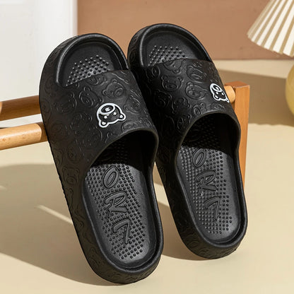 Pantoufles d'été pour hommes et femmes, sandales imprimées petit ours, salle de bain intérieure, antidérapantes, douces, chaussures décontractées pour dortoir, Couple