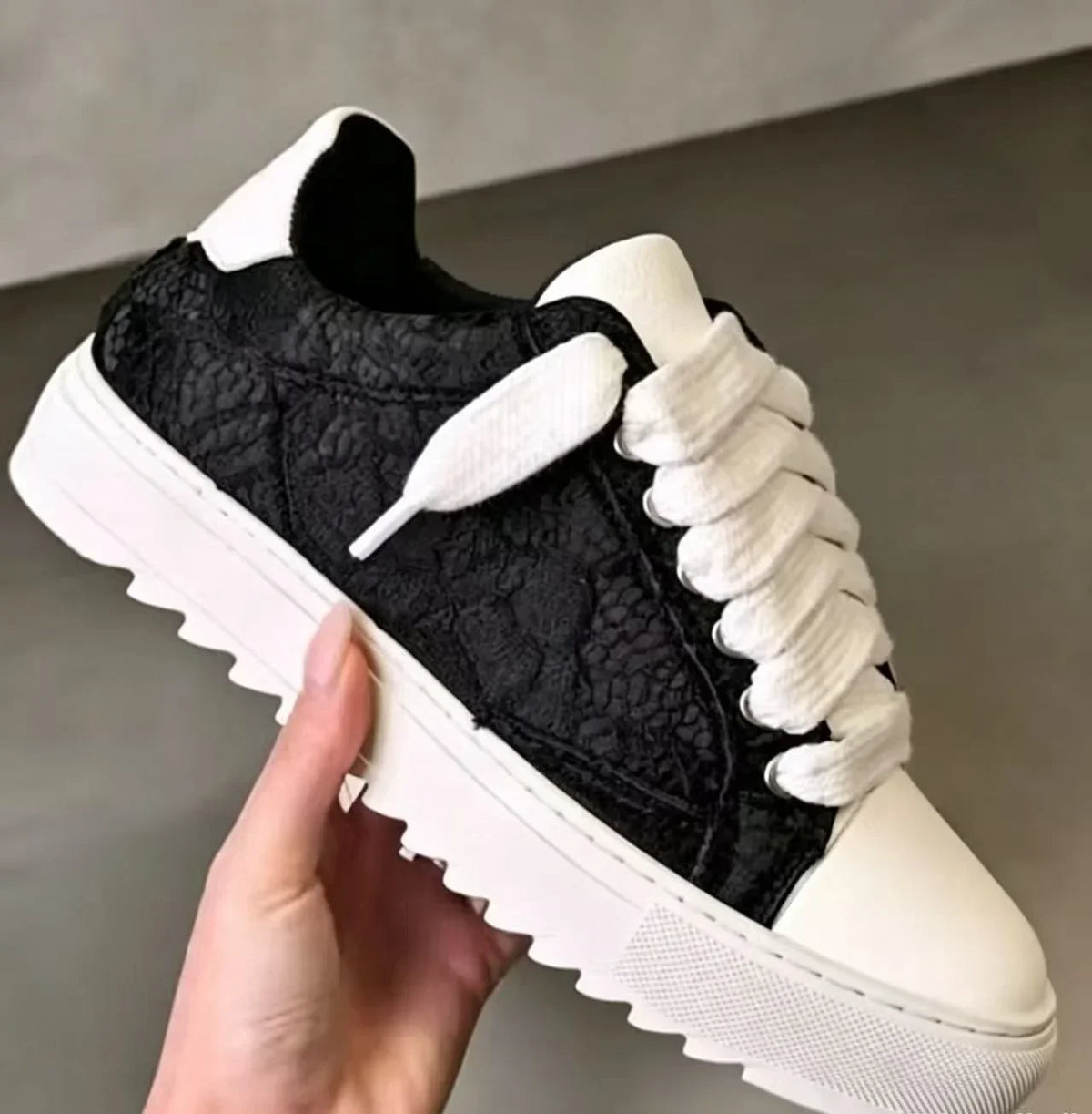 Baskets en toile peinte de style britannique, marque de luxe, pour hommes et femmes, motif à pois, chaussures de sport tendance pour tous les jours.