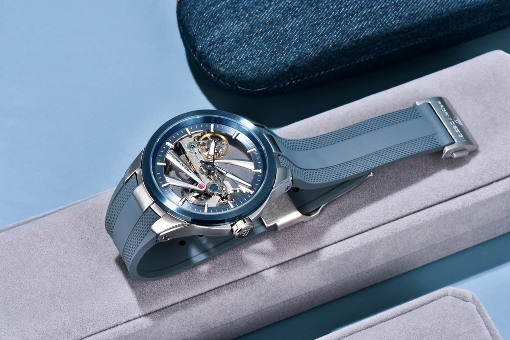 Herrklocka från PAGANI DESIGN – Mekanisk automatisk lyxmodell av typen ”skelett” (öppen mekanism), utrustad med en tourbillon, safirglas med antireflexbehandling, vattentät och självlysande.