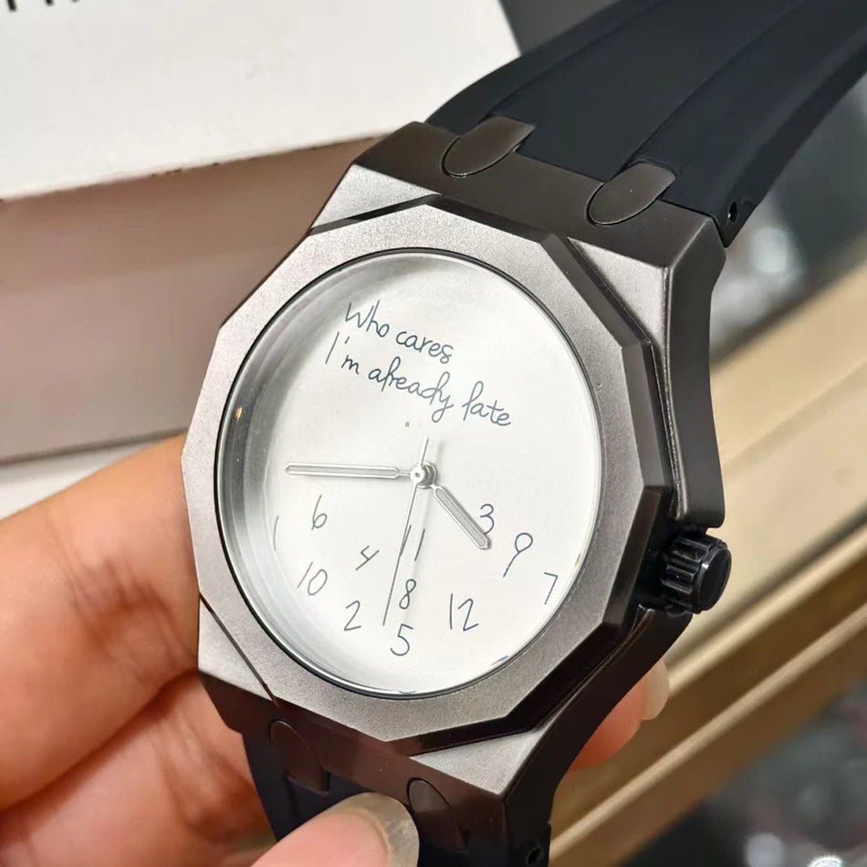Luksuzna moška ura z osmerokotnim ohišjem in silikonskim pasom, vodotesna, opremljena s številčnico, na kateri je natisnjen duhovit slogan »Who Cares I'm Already Late« (Kaj pa, saj sem že zamudil).