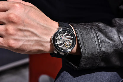 Herrklocka från PAGANI DESIGN – Mekanisk automatisk lyxmodell av typen ”skelett” (öppen mekanism), utrustad med en tourbillon, safirglas med antireflexbehandling, vattentät och självlysande.