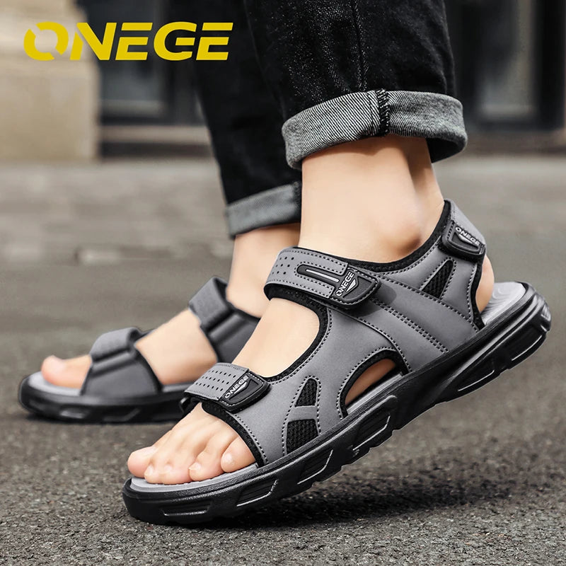 Une paire de sandales de sport simples, légères et neuves, style été, chaussures de conduite antidérapantes pour hommes, chaussures de plage, résistantes à l'usure, grande taille, chaussures à velcro