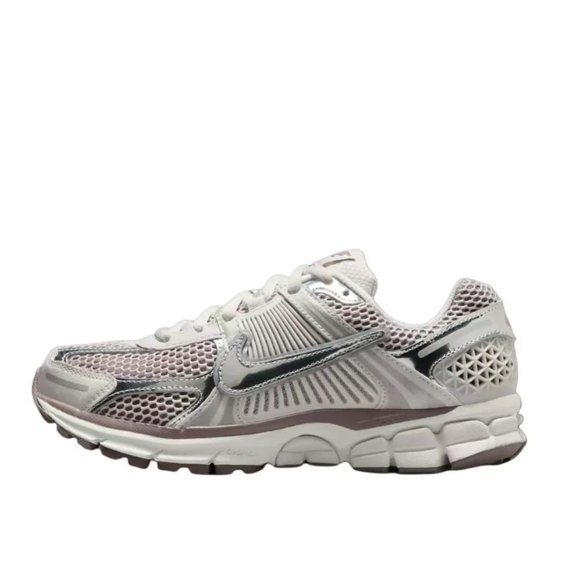 Nike Zoom Vomero 5 Wygodne, wszechstronne, wytrzymałe i oddychające damskie buty do biegania z niską cholewką, kolor srebrny HV6417-001