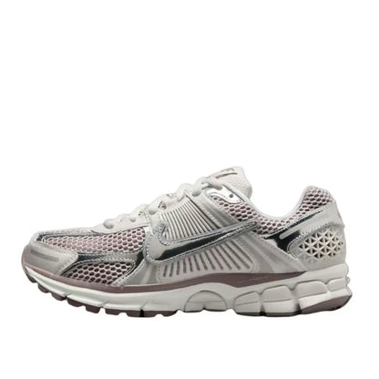 Nike Zoom Vomero 5 Wygodne, wszechstronne, wytrzymałe i oddychające damskie buty do biegania z niską cholewką, kolor srebrny HV6417-001