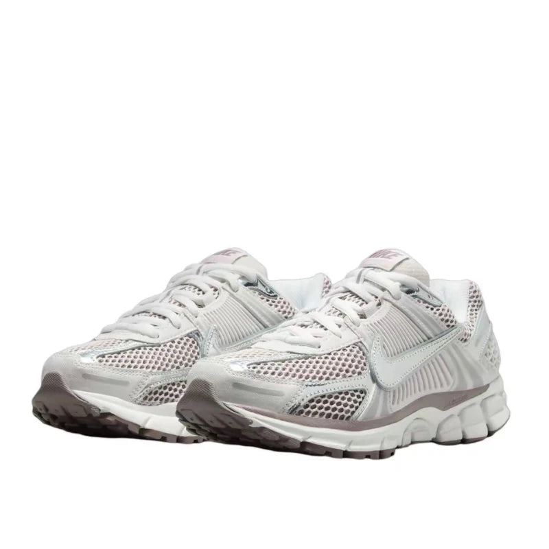 Nike Zoom Vomero 5 Wygodne, wszechstronne, wytrzymałe i oddychające damskie buty do biegania z niską cholewką, kolor srebrny HV6417-001