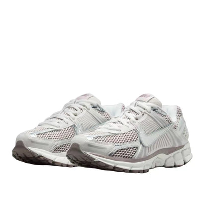 Nike Zoom Vomero 5 Wygodne, wszechstronne, wytrzymałe i oddychające damskie buty do biegania z niską cholewką, kolor srebrny HV6417-001