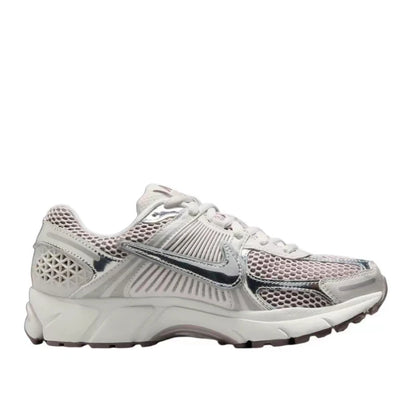 Nike Zoom Vomero 5 Wygodne, wszechstronne, wytrzymałe i oddychające damskie buty do biegania z niską cholewką, kolor srebrny HV6417-001