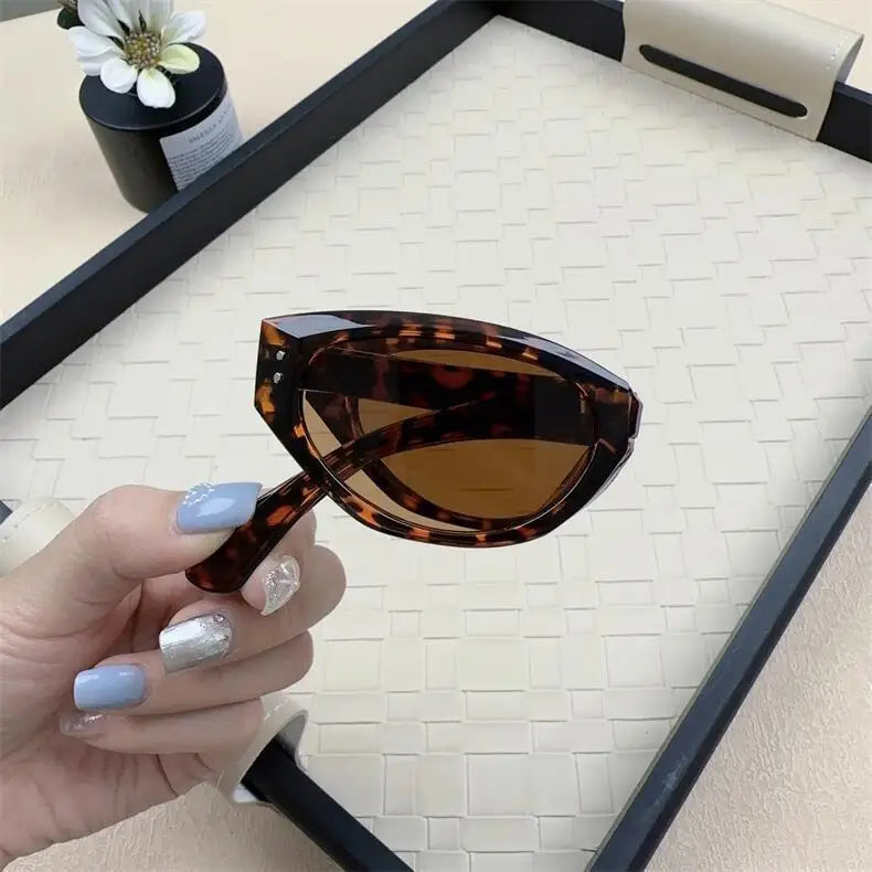 Minimalist Oval Cat-eye Glasses Women's Fashion Outdoor Folding Sunglasses Sun Shading UV Sunscreen Glasses Stylish Accessory