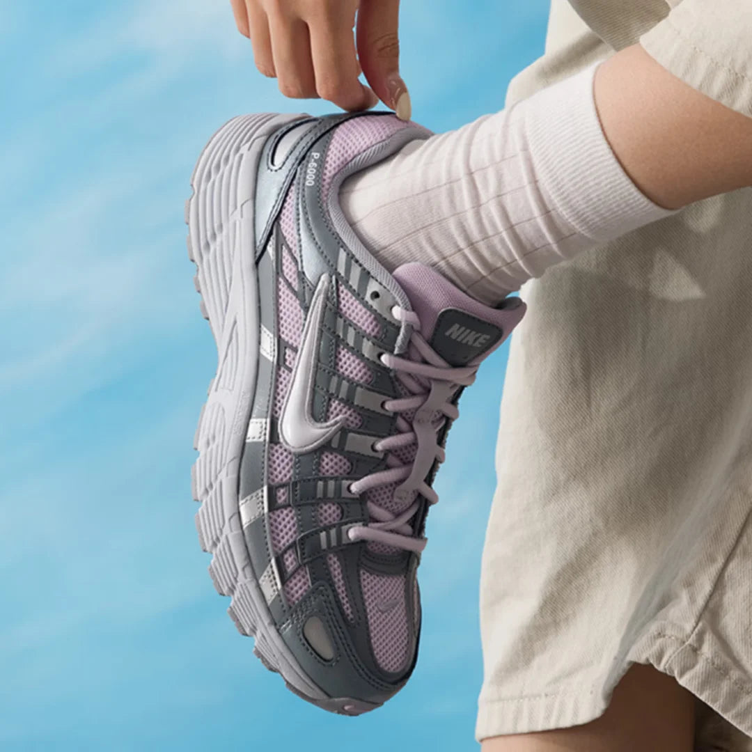 Nikes nya slitstarka, tåliga, dämpande och studsande P-6000-serie med bekväma och lätta låga sport- och löparskor för vardagsbruk Hv5064-500