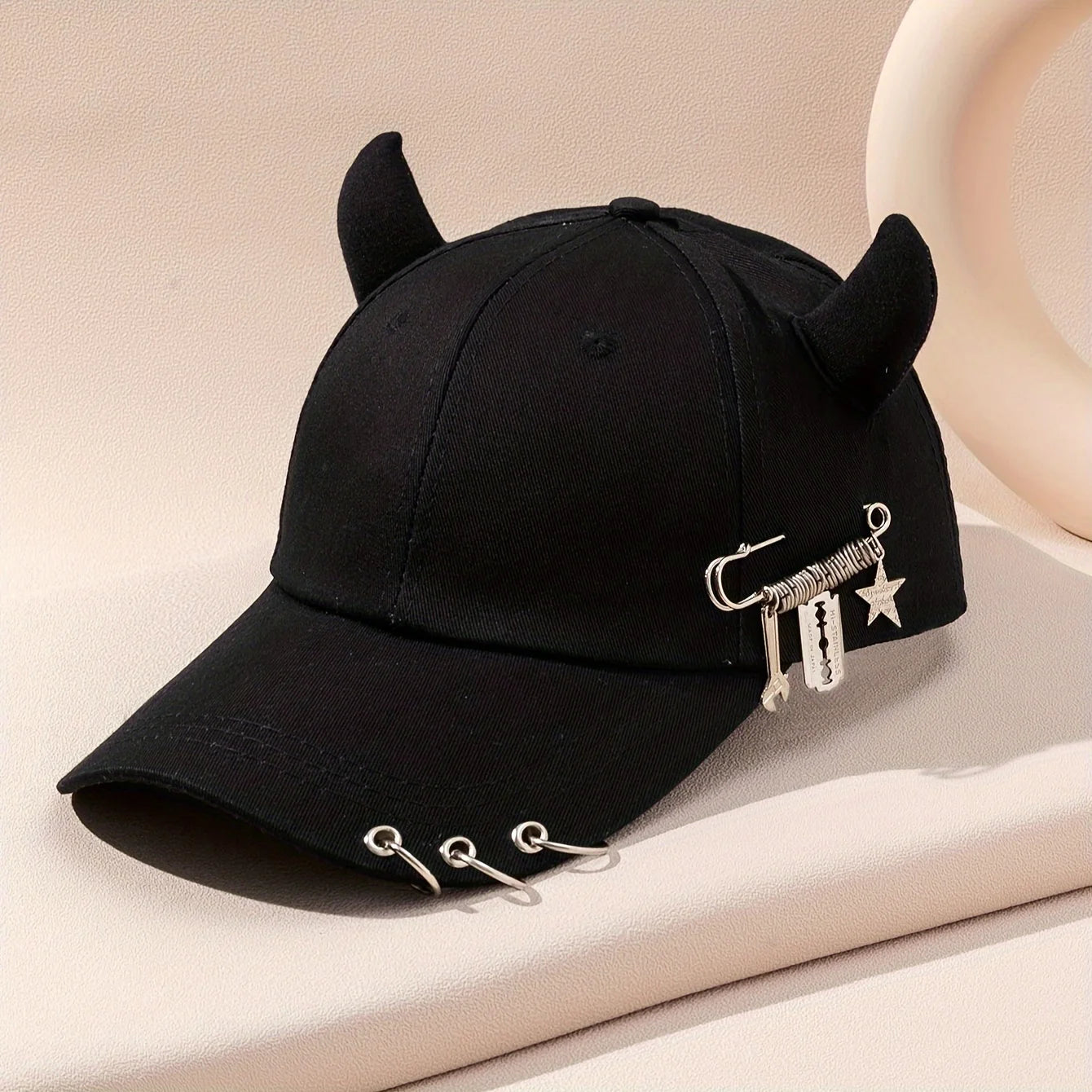 Personalized cow horn iron ring baseball cap versatile student curved brim duckbill cap for men and women street hip-hop