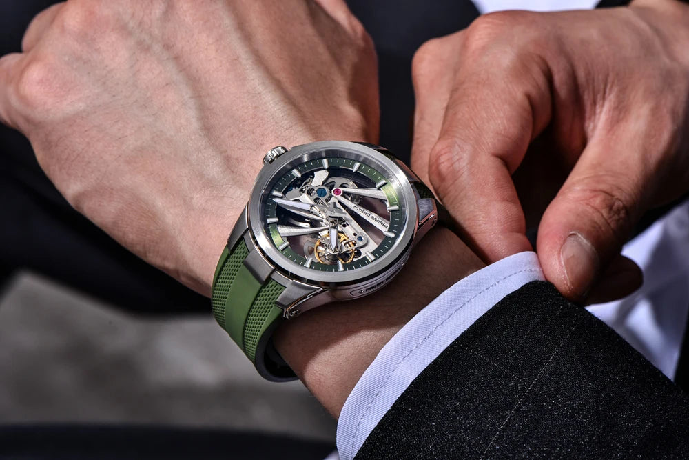 Herrklocka från PAGANI DESIGN – Mekanisk automatisk lyxmodell av typen ”skelett” (öppen mekanism), utrustad med en tourbillon, safirglas med antireflexbehandling, vattentät och självlysande.