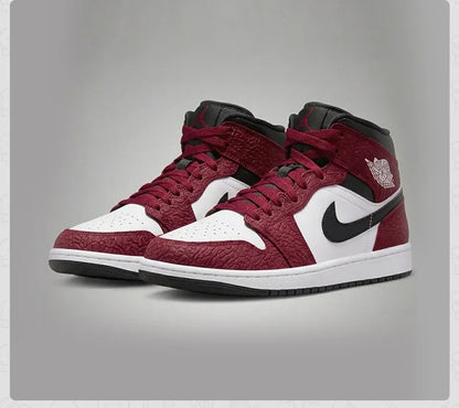 Nike Air Jordan 1 IQC493-600, baskets montantes pour hommes, chaussures de basketball rétro rouge, blanc et noir, dessus en cuir, style streetwear.
