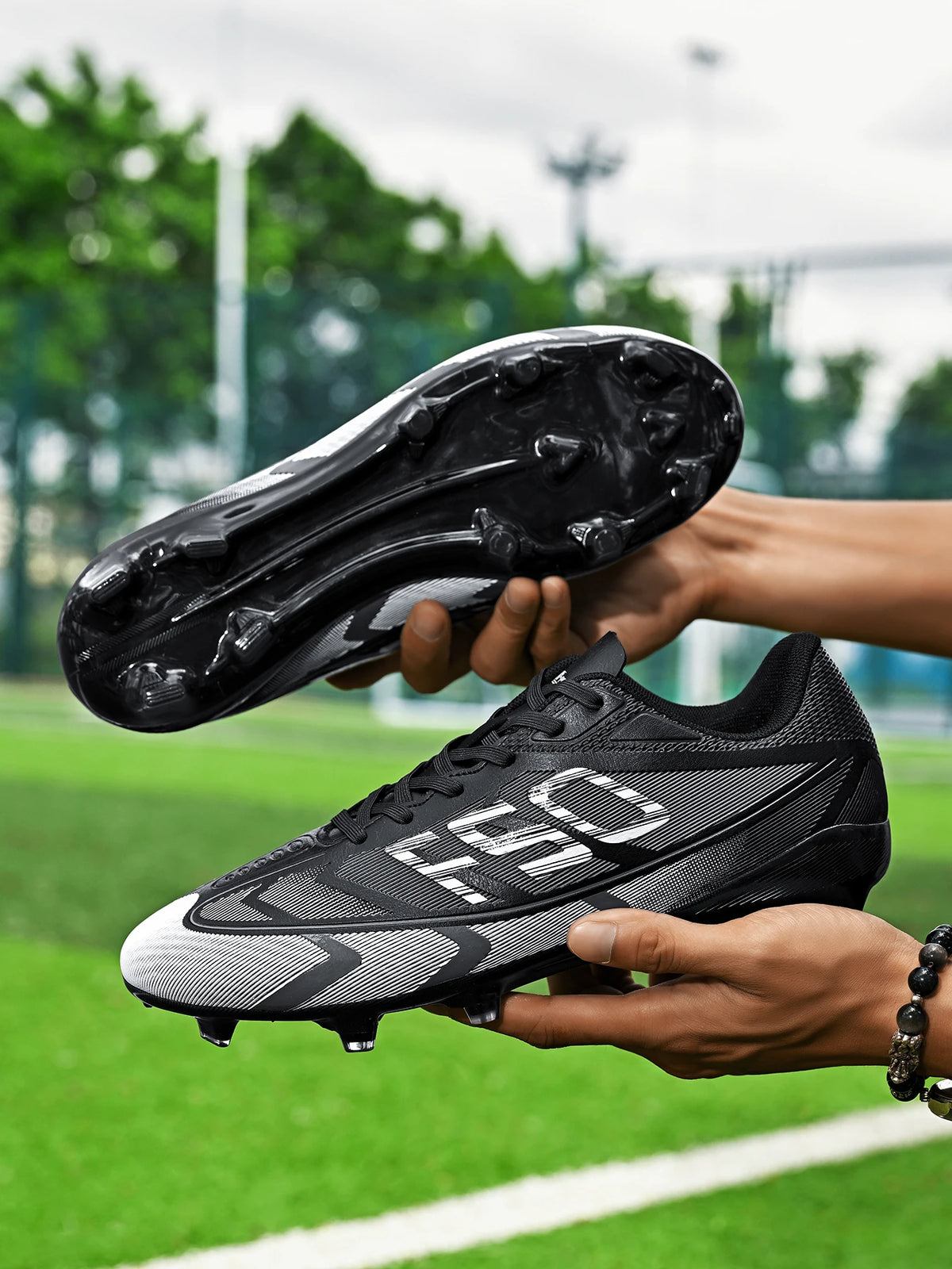 Chaussures de football pour adultes, modèle AG FG, avec crampons longs renforcés, empeigne respirante en PU, chaussures de football unisexes pour matchs sur gazon synthétique.