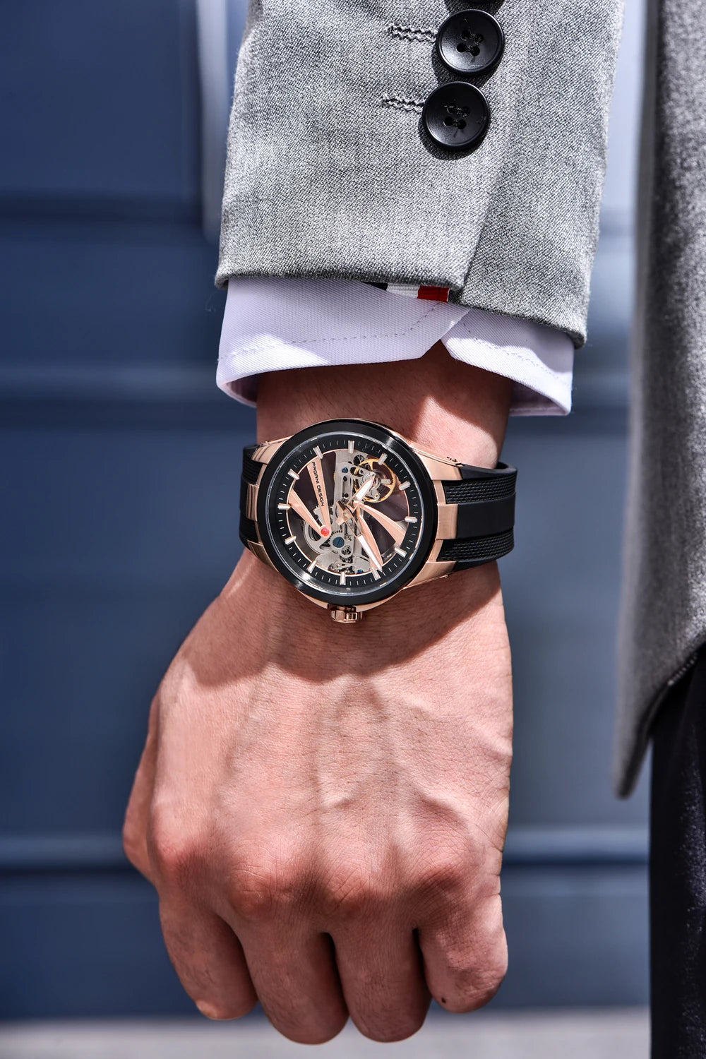 Herrklocka från PAGANI DESIGN – Mekanisk automatisk lyxmodell av typen ”skelett” (öppen mekanism), utrustad med en tourbillon, safirglas med antireflexbehandling, vattentät och självlysande.