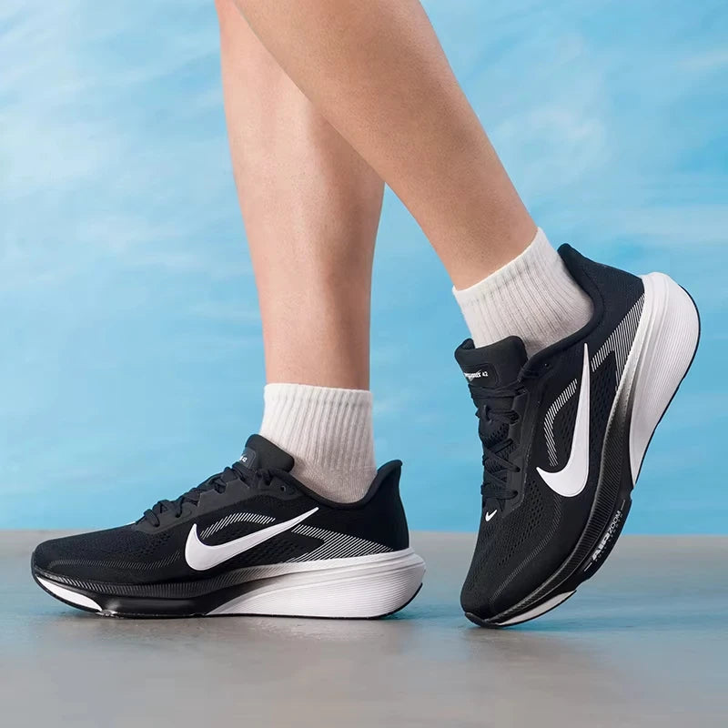 Chaussures de course pour hommes Nike IR1228-001, tige en maille respirante, semelle amortissante, légères, idéales pour la course sur route.