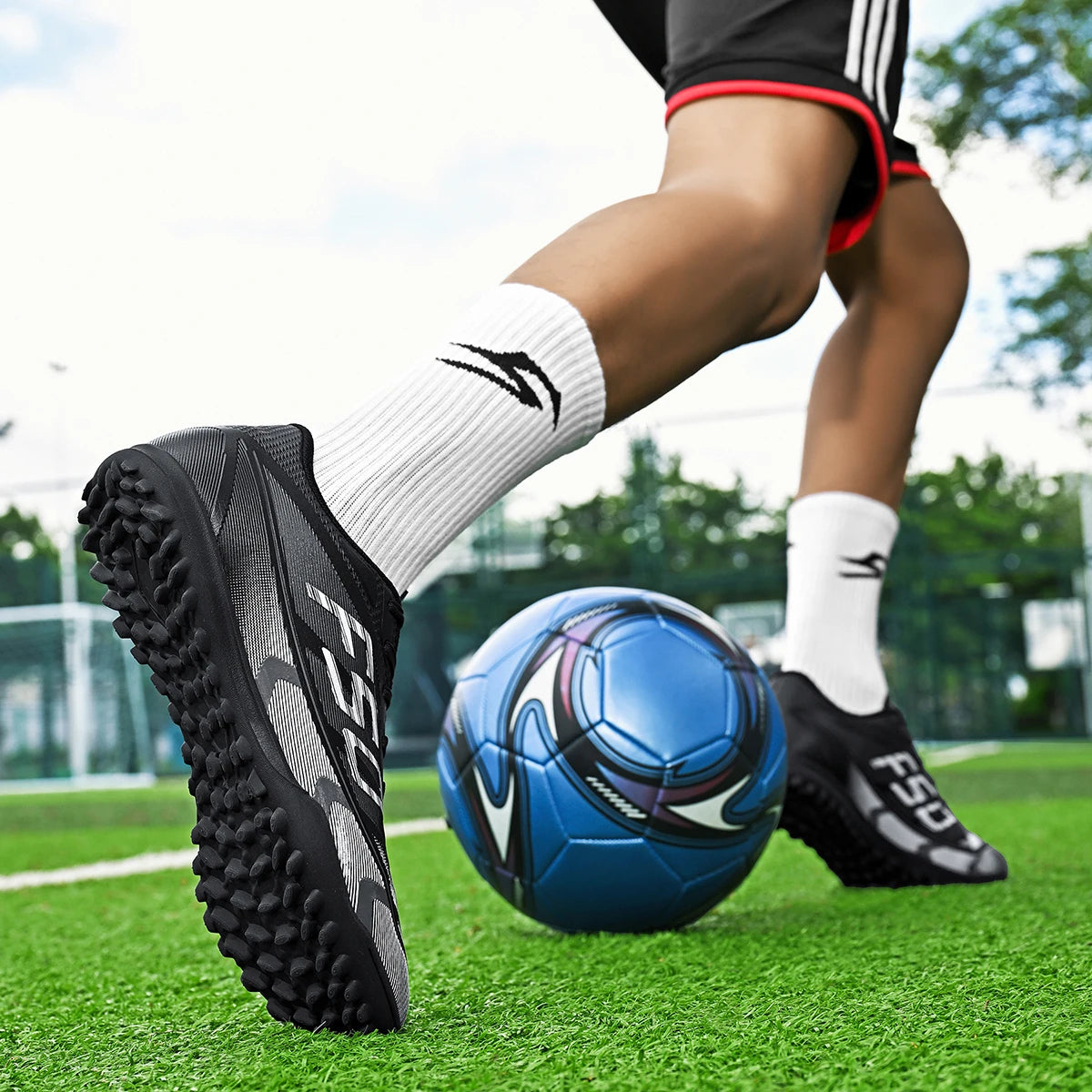 Chaussures de football TF économiques, tige en mélange PU, crampons en caoutchouc dense, antidérapantes, durables, chaussures de football pour terrain synthétique à prix abordable