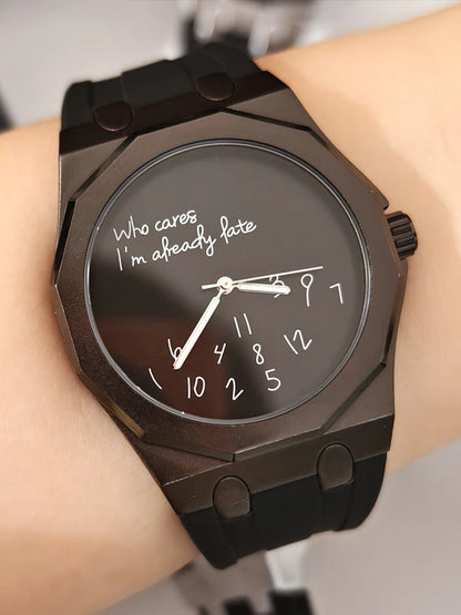 Luksuzna moška ura z osmerokotnim ohišjem in silikonskim pasom, vodotesna, opremljena s številčnico, na kateri je natisnjen duhovit slogan »Who Cares I'm Already Late« (Kaj pa, saj sem že zamudil).