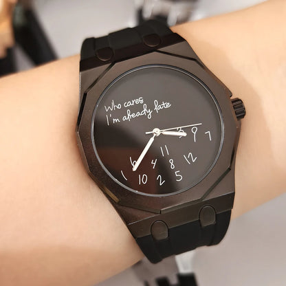 Luksuzna moška ura z osmerokotnim ohišjem in silikonskim pasom, vodotesna, opremljena s številčnico, na kateri je natisnjen duhovit slogan »Who Cares I'm Already Late« (Kaj pa, saj sem že zamudil).