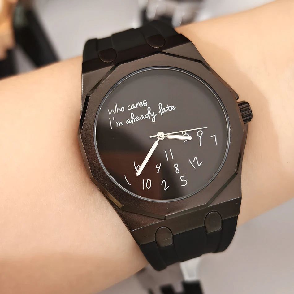 Luksuzna moška ura z osmerokotnim ohišjem in silikonskim pasom, vodotesna, opremljena s številčnico, na kateri je natisnjen duhovit slogan »Who Cares I'm Already Late« (Kaj pa, saj sem že zamudil).