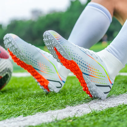 Chaussures de football à crampons multiples, semelle extérieure en caoutchouc à crampons courts et denses, semelle intermédiaire en EVA amortissante, tige synthétique douce et respirante, confort