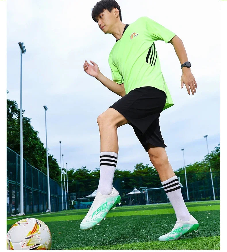 Nouvelles chaussures de football pour hommes, crampons pour terrain en herbe, de haute qualité, antidérapantes, légères, mi-hautes, pour les matchs en extérieur, chaussures de sport, très vendues pour l'entraînement.