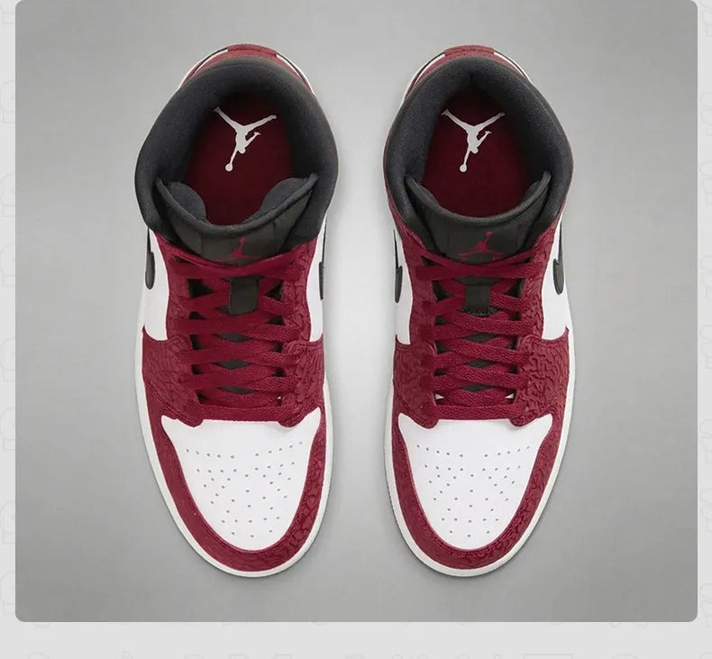 Nike Air Jordan 1 IQC493-600, baskets montantes pour hommes, chaussures de basketball rétro rouge, blanc et noir, dessus en cuir, style streetwear.