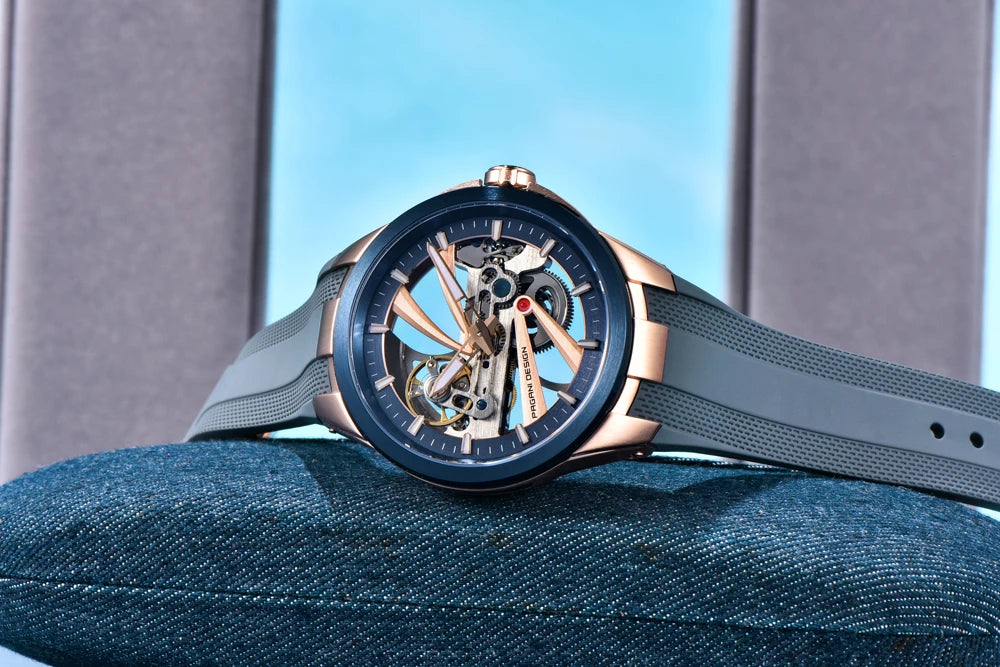 Herrklocka från PAGANI DESIGN – Mekanisk automatisk lyxmodell av typen ”skelett” (öppen mekanism), utrustad med en tourbillon, safirglas med antireflexbehandling, vattentät och självlysande.