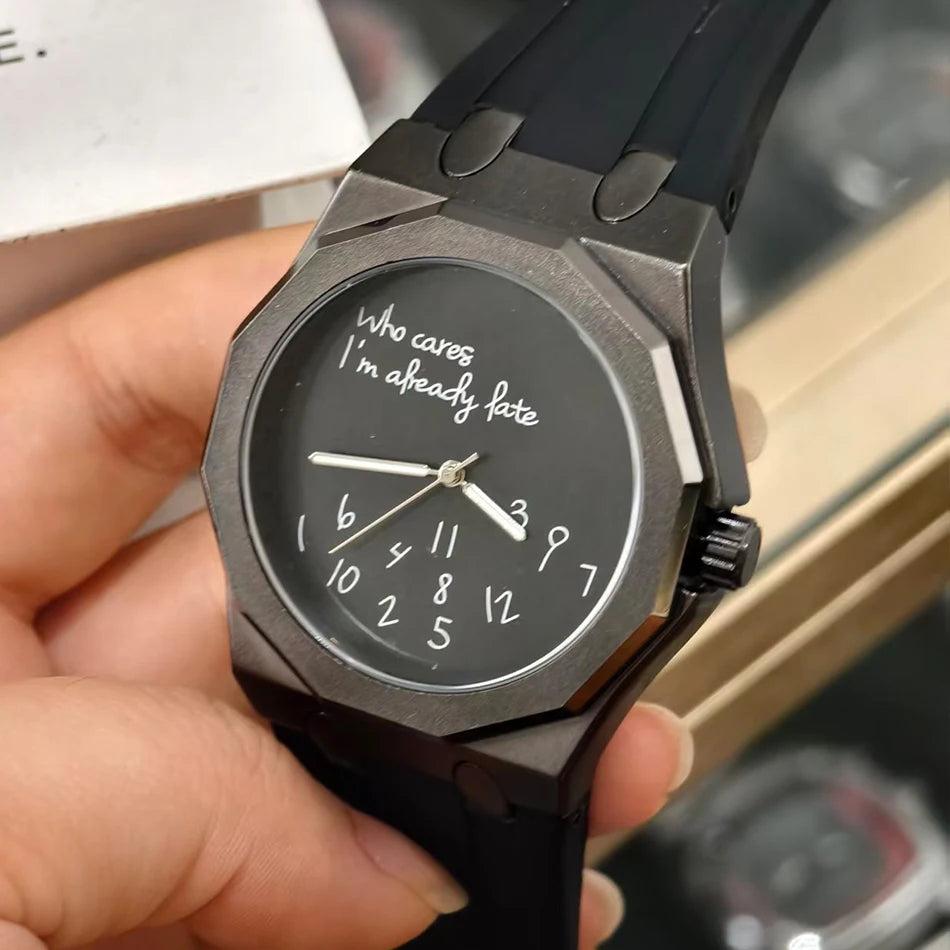 Luksuzna moška ura z osmerokotnim ohišjem in silikonskim pasom, vodotesna, opremljena s številčnico, na kateri je natisnjen duhovit slogan »Who Cares I'm Already Late« (Kaj pa, saj sem že zamudil).